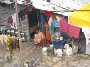 image-of-indian-women-in-poverty-in-their-tin-hut-in-the-slum-area-of-the-city